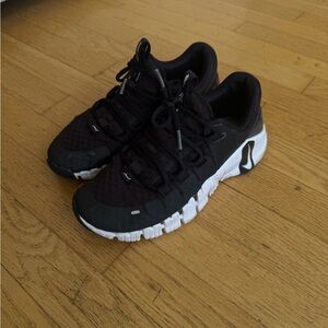 Metcon Nike Black and White Running Shoe (womens US 7.5)